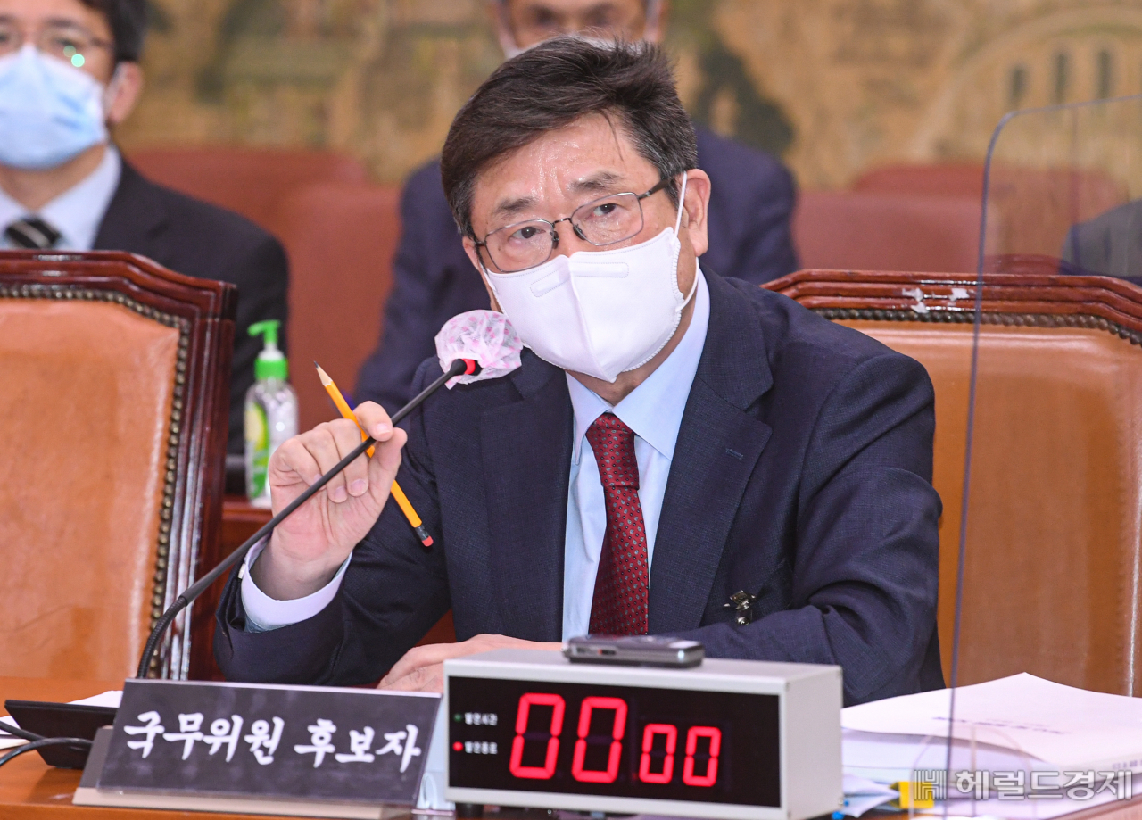 박보균 문화체육관광부 장관 후보자가 2일 서울 여의도 국회에서 열린 문화체육관광위원회 인사청문회에서 전용기 더불어민주당 의원의 질의에 답변하고 있다. 이상섭 기자