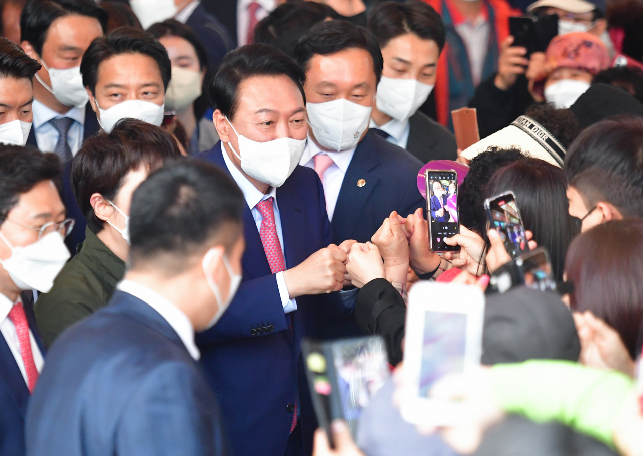 윤석열 대통령 당선인이 2일 오후 경기 용인시 처인구 중앙시장을 찾아 시민들과 인사하고 있다. [용인=인수위사진기자단]