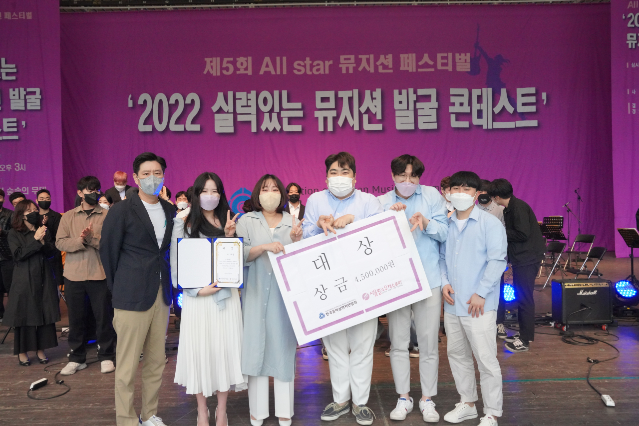 우승팀 해량. 왼쪽은 시상자인 손성일 서울어린이대공원장