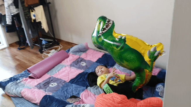 지난달 말 광주에 온 5살 나니유군이 어머니 정 루드밀라씨와 새롭게 마련한 집에서 휴식을 취하고 있다. 서인주 기자