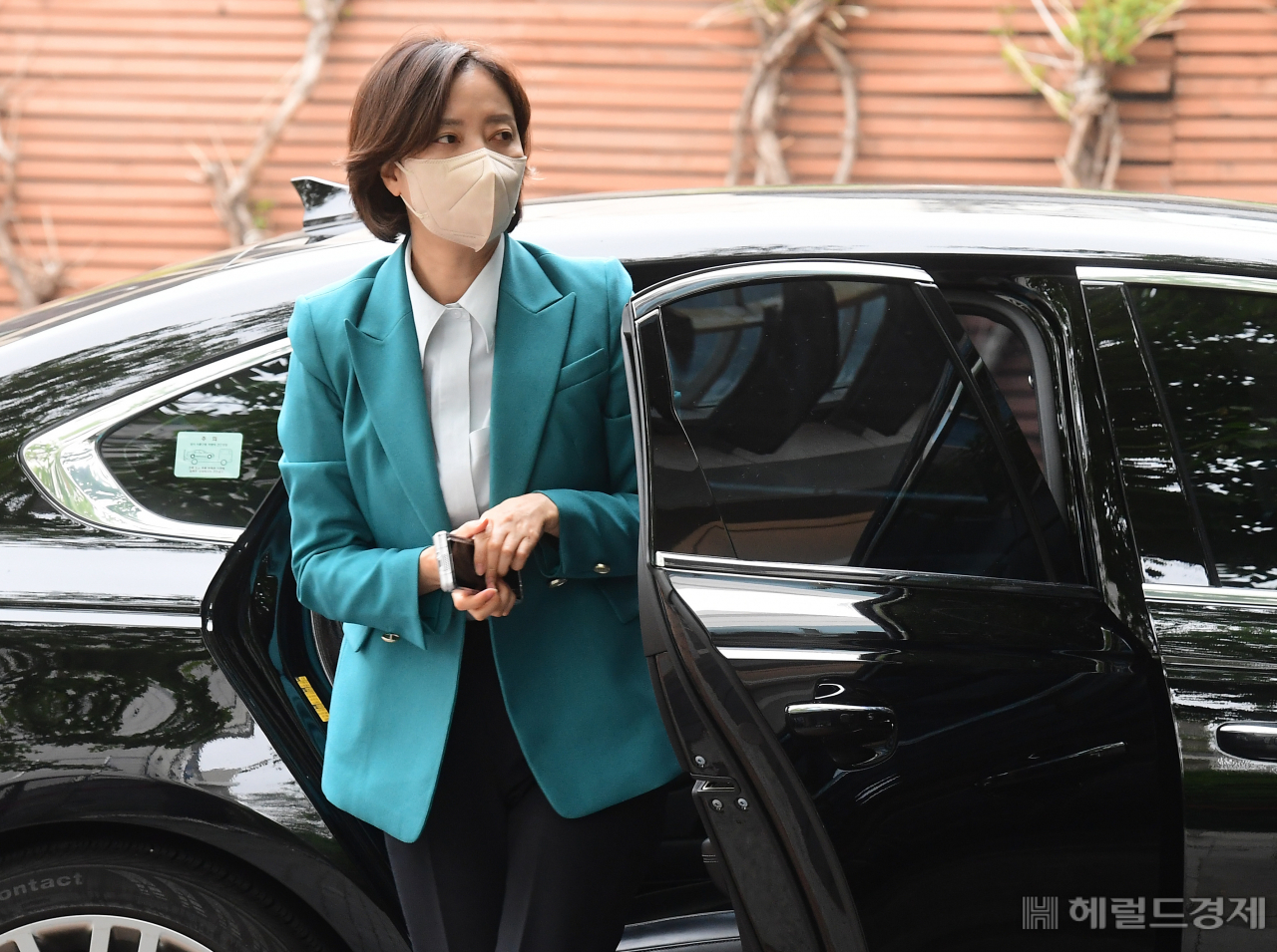 이영 중소벤처기업부 장관 후보자가 24일 서울 종로구 통의동 대통령직인수위원회에 출근하고 있다.[인수위사진기자단]