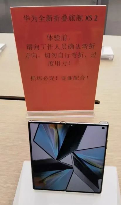 ‘메이트Xs2를 구부릴 시 직원에게 접는 방향을 확인하라’는 내용이 담긴 안내문. [웨이보 캡처]
