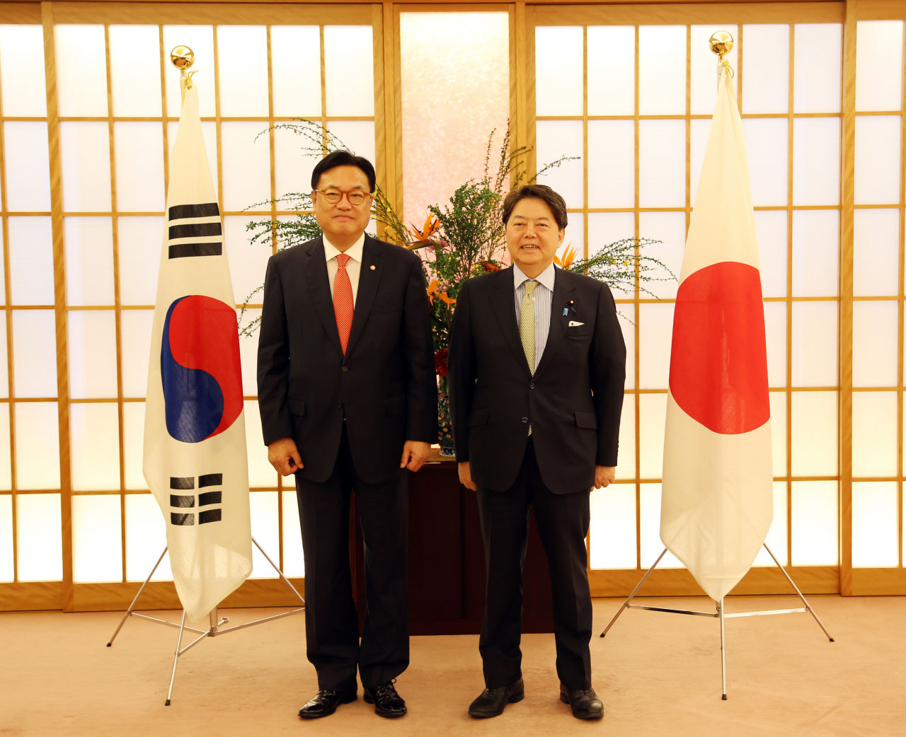 윤석열 대통령 당선인이 일본에 파견한 한일 정책협의대표단 단장인 정진석(왼쪽) 국회 부의장이 25일 오전 일본 외무성에서 하야시 요시마사 일본 외무상과 기념사진 촬영에 응하고 있다. 연합뉴스