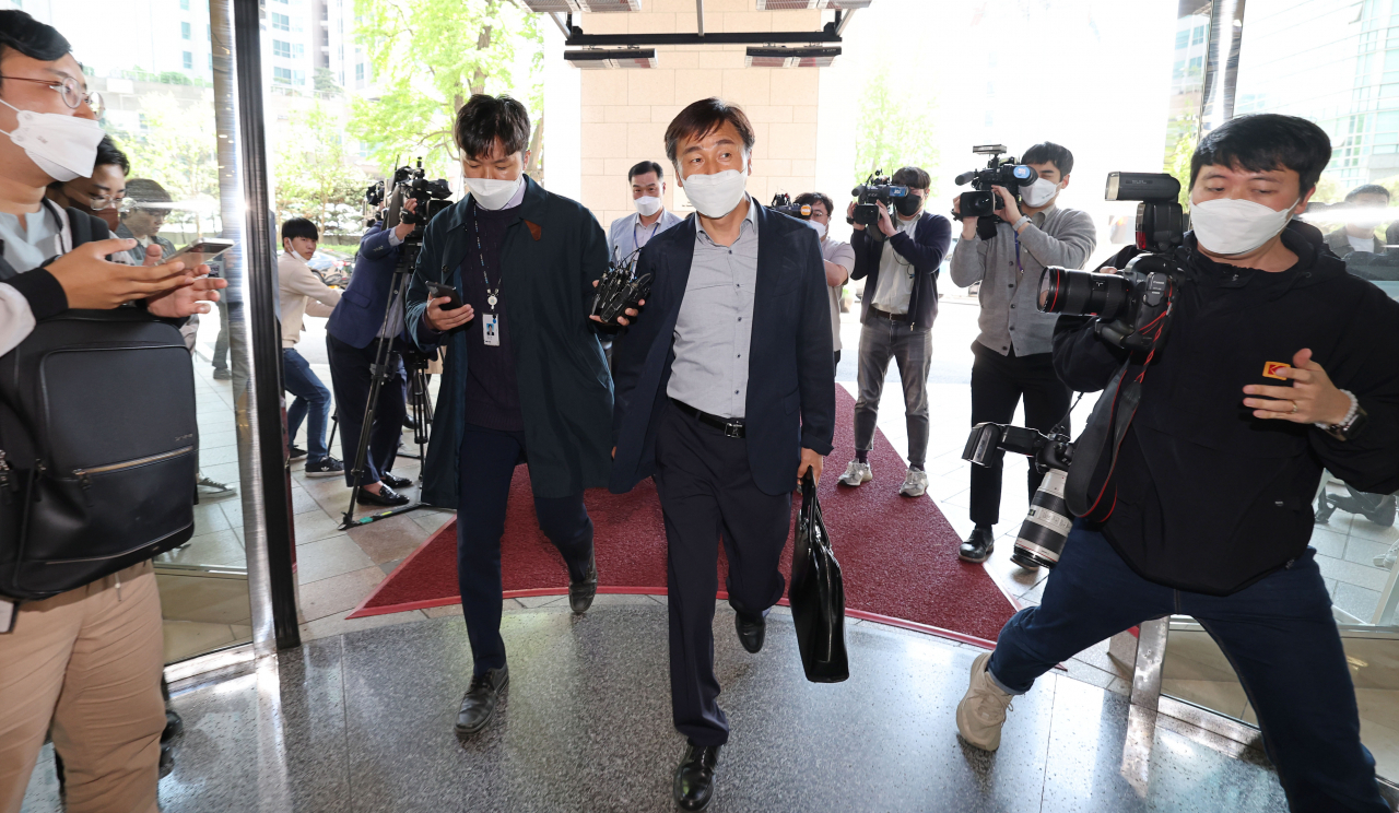 우리은행 직원이 회삿돈 614억 원을 횡령한 사건을 수사 중인 남대문경찰서 수사관들이 2일 오후 서울 중구 우리은행 본점 압수수색을 위해 이동하고 있다. 직원 A씨는 2012년 10월 12일, 2015년 9월 25일, 2018년 6월 11일 등 세 차례에 걸쳐 614억5천214만6천원을 횡령한 혐의(특정경제범죄 가중처벌 등에 관한 법률상 횡령)로 지난 30일 구속됐다. 연합뉴스