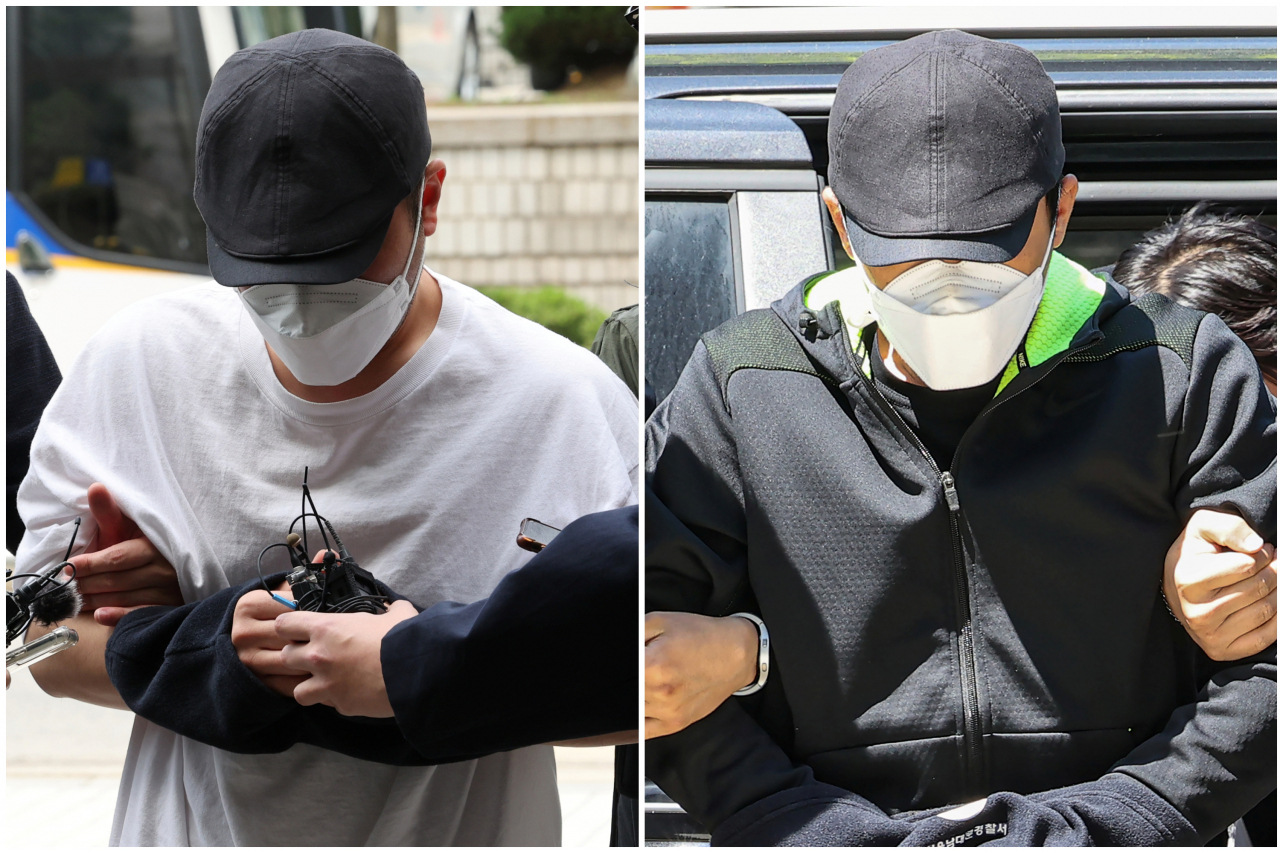 회삿돈 614억원을 횡령한 혐의로 구속영장이 청구된 우리은행 직원 A씨가 지난달 30일 구속 전 피의자 심문(영장실질심사)을 받기 위해 서울 서초구 서울중앙지법 법정으로 들어가고 있다. 오른쪽은 A씨 동생이 공범 혐의로 이달 1일 오후 영장실질심사를 받기 위해 서울중앙지법 법정으로 들어가고 있는 모습. [연합]