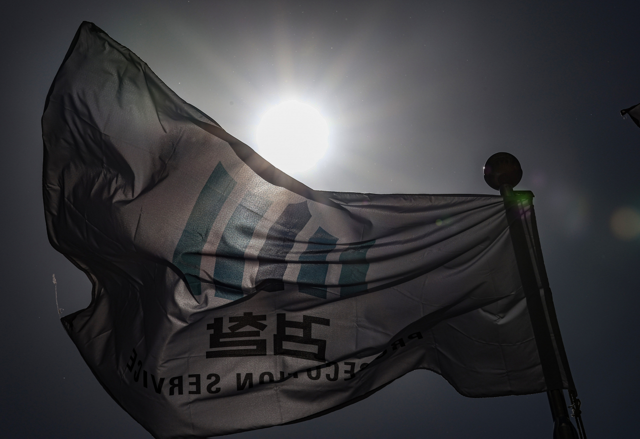 '검수완박'(검찰 수사권 완전 박탈) 1차 법안인 검찰청법 개정안이 국회를 통과한 다음 날인 1일 오전 서울 서초구 서초동 대검찰청의 깃발이 바람에 휘날리고 있다. 검찰청법 개정안 통과 뒤 검찰은 유감의 뜻을 밝히며 문재인 대통령과 박병석 국회의장에게 합리적 결정을 요청했고, 서울중앙지검은 "의회민주주의 역사상 큰 오점"이라며 강력히 반발했다. [연합]