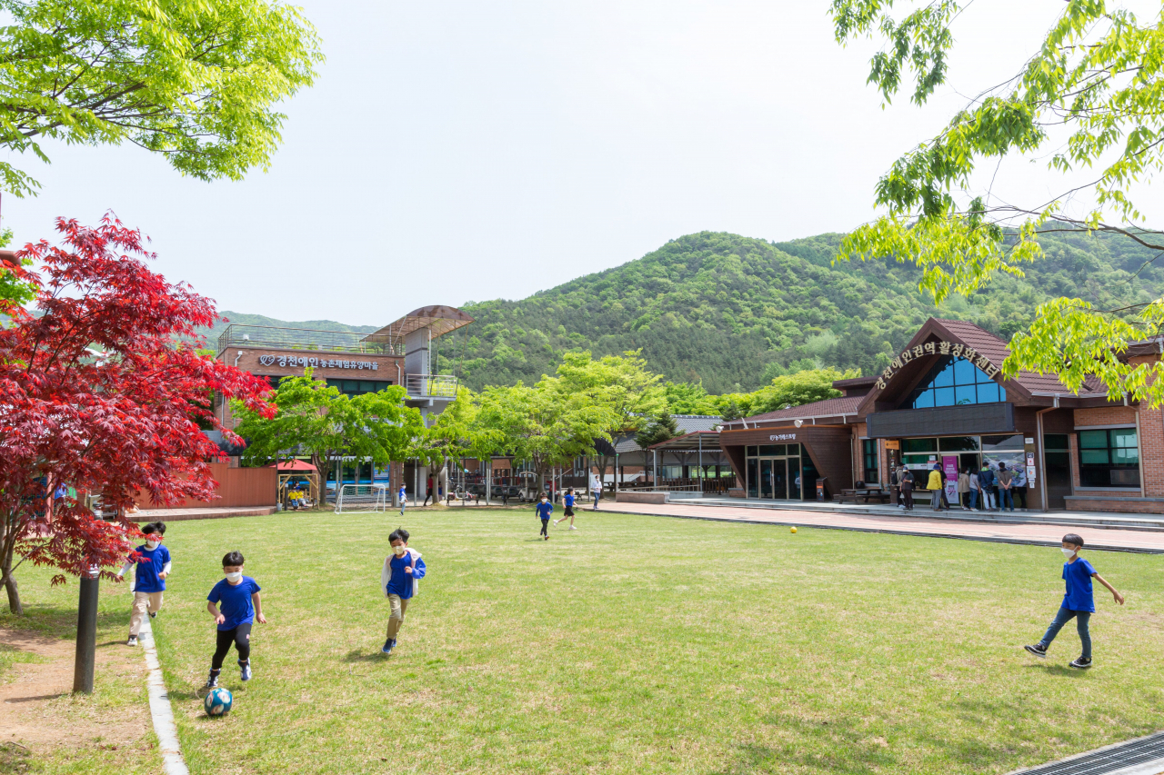 경천애인 농촌사랑학교 옆 경천체육공원은 초·중·고교 운동선수의 전지훈련지로도 활용된다.