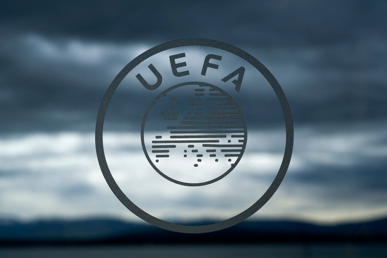 스위스 니옹에 있는 유럽축구연맹(UEFA) 본부 건물 밖으로 먹구름이 잔뜩 껴 있다. 사진은 2016년 4월 15일에 촬영된 것이다. [AFP]