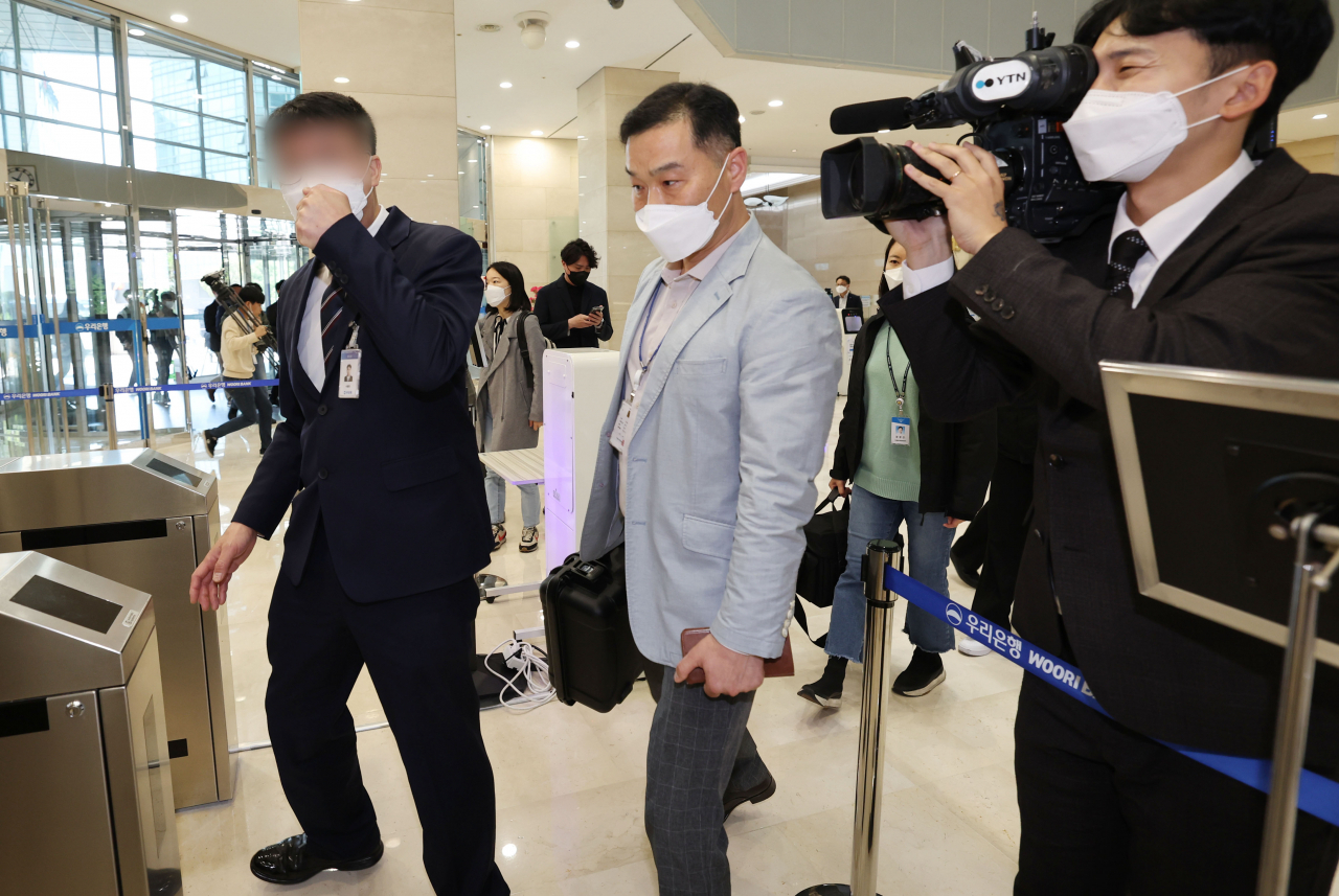 우리은행 직원이 회삿돈 614억원을 횡령한 사건을 수사 중인 서울 남대문경찰서 수사관들이 2일 오후 서울 중구 우리은행 본점 압수수색을 위해 이동하고 있다. 직원 A씨는 2012·2015·2018년, 세 차례에 걸쳐 614억5000여 만원을 횡령한 혐의(특정경제범죄 가중처벌 등에 관한 법률상 횡령)로 지난달 30일 구속됐다. [연합]