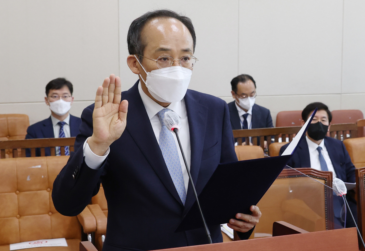 추경호 부총리 겸 기획재정부 장관 후보자가 지난 2일 오전 국회에서 열린 인사청문회에서 선서하고 있다. [연합]