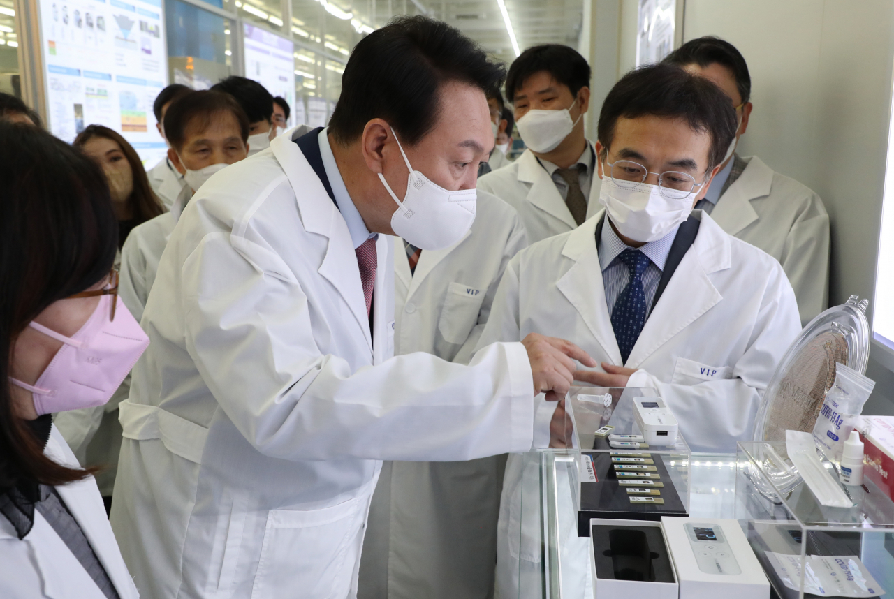 윤석열 대통령 당선인이 지난달 29일 오전 대전 한국과학기술원(KAIST) 내 나노종합기술원을 방문해 반도체 연구 현장을 둘러보던 중 나노기술을 접목한 코로나검사키트에 대한 설명을 듣고 있다. [대전=인수위사진기자단]