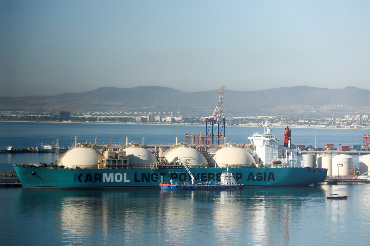 지난달 19일 남아프리카공화국 케이프타운 항구에 브라질로 향하는 한 액화천연가스(LNG) 운반선이 정박해 있다. [로이터]