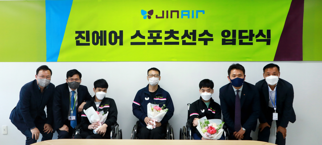 왼쪽부터 곽주호 진에어 인사재무본부장, 박병률 진에어 대표이사, 신동찬 선수, 최광선 선수, 신동건 선수, 나용 한국장애인고용공단 서울남부지사장, 권익태 서울특별시장애인체육회 스포츠단운영팀장. [진에어 제공]