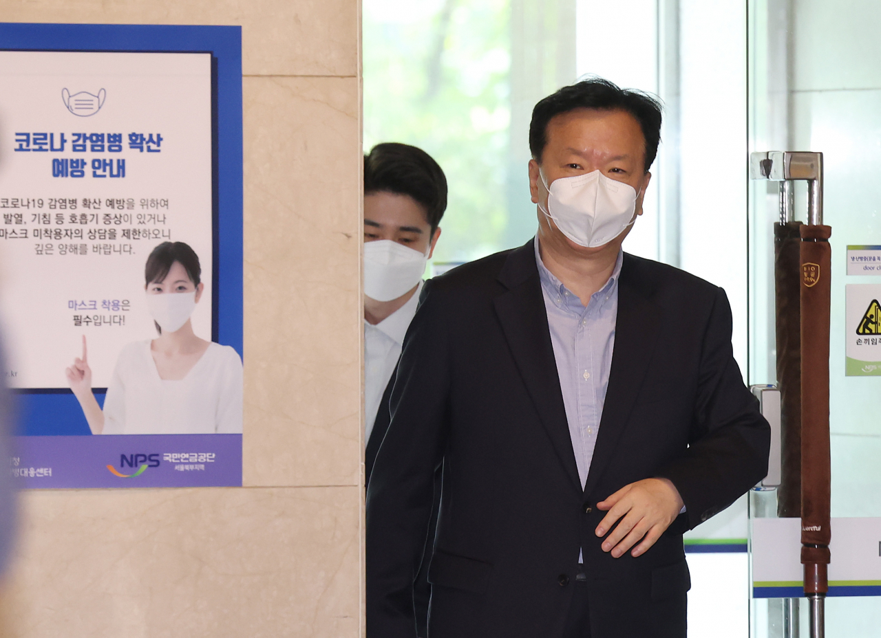 정호영 보건복지부 장관 후보자가 지난 2일 오전 서울 서대문구 국민연금공단 서울북부지역본부에 마련된 국회 인사청문회준비단 사무실로 출근하고 있다. [연합]