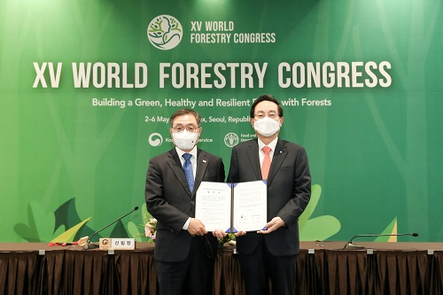우리금융그룹(회장 손태승)은 지난 2일 서울 코엑스에서 개최된 ‘제15차 세계산림총회(World Forestry Congress)’에 손태승 우리금융그룹 회장(오른쪽)과 최병암 산림청장이 참석한 가운데 ‘탄소중립 활동과 ESG경영 상호협력’을 위한 업무협약을 체결했다.