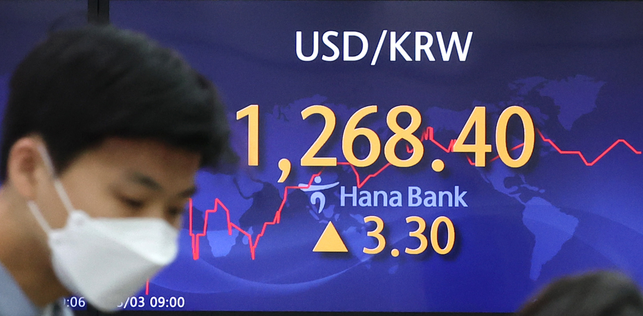 An electronic board showing the Korea Composite Stock Price Index (Kospi) at a dealing room of the Hana Bank headquarters in Seoul on Tuesday. (Yonhap)