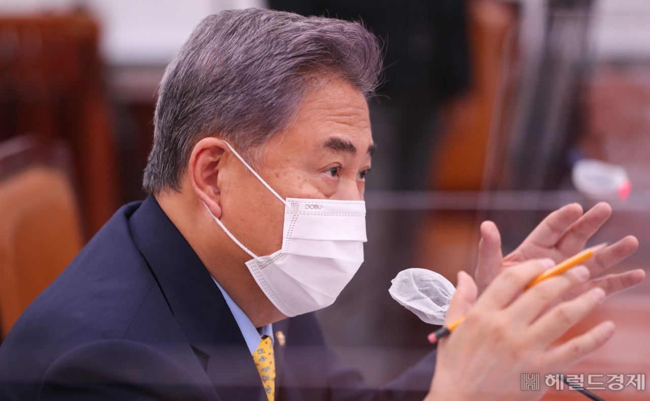 박진 외교부 장관 후보자가 2일 서울 여의도 국회 외교통일위원회에서 열린 인사청문회에서 의원들의 질의에 답변을 하고 있다. 이상섭 기자
