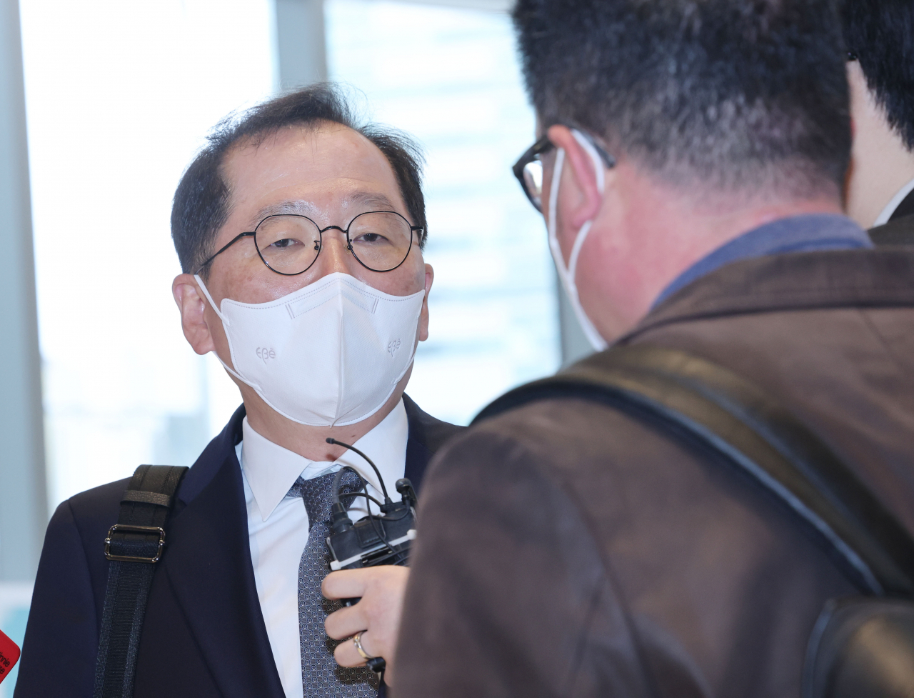 조승환 해양수산부 장관 후보자가 지난달 14일 오전 인사청문회준비단 사무실이 마련된 서울 마포구 국립수산물품질관리원 서울지원에 출근하며 취재진 질문에 답하고 있다. [연합]