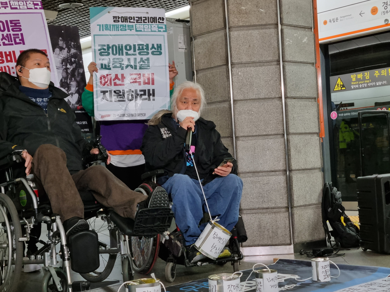 3일 오전 박경석 전국장애인차별철폐연대 상임공동대표가 서울 지하철 3호선 경복궁역 승강장에서 전날 추경호 부총리 겸 기획재정부 장관 후보자의 발언에 대한 입장문을 발표하고 있다. 김영철 기자