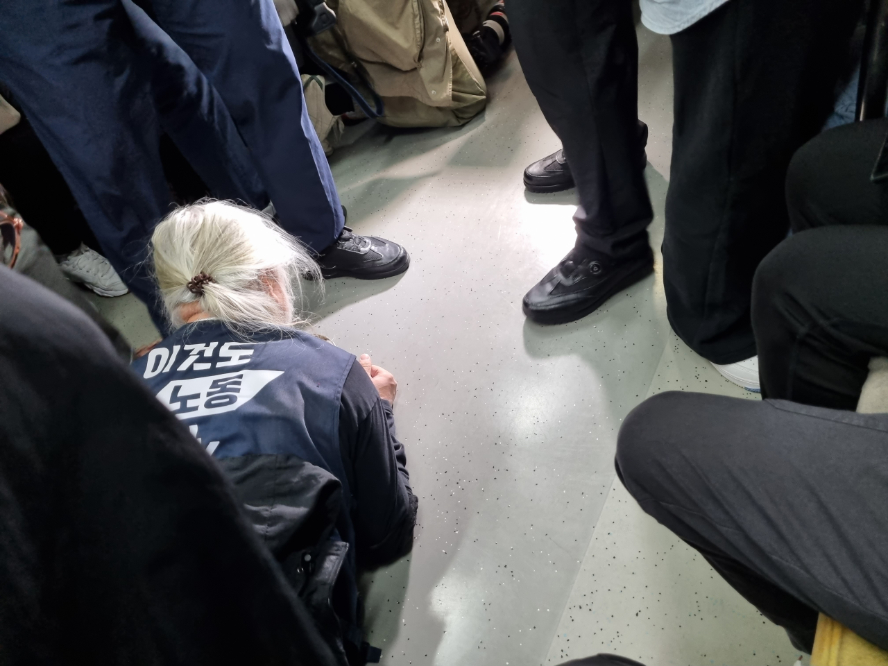 2일 오전 동대입구역 방향으로 향하는 서울 지하철 3호선 열차 안에서 박경석 전국장애인차별철폐연대 상임공동대표가 오체투지 행진을 하고 있다. 김영철 기자