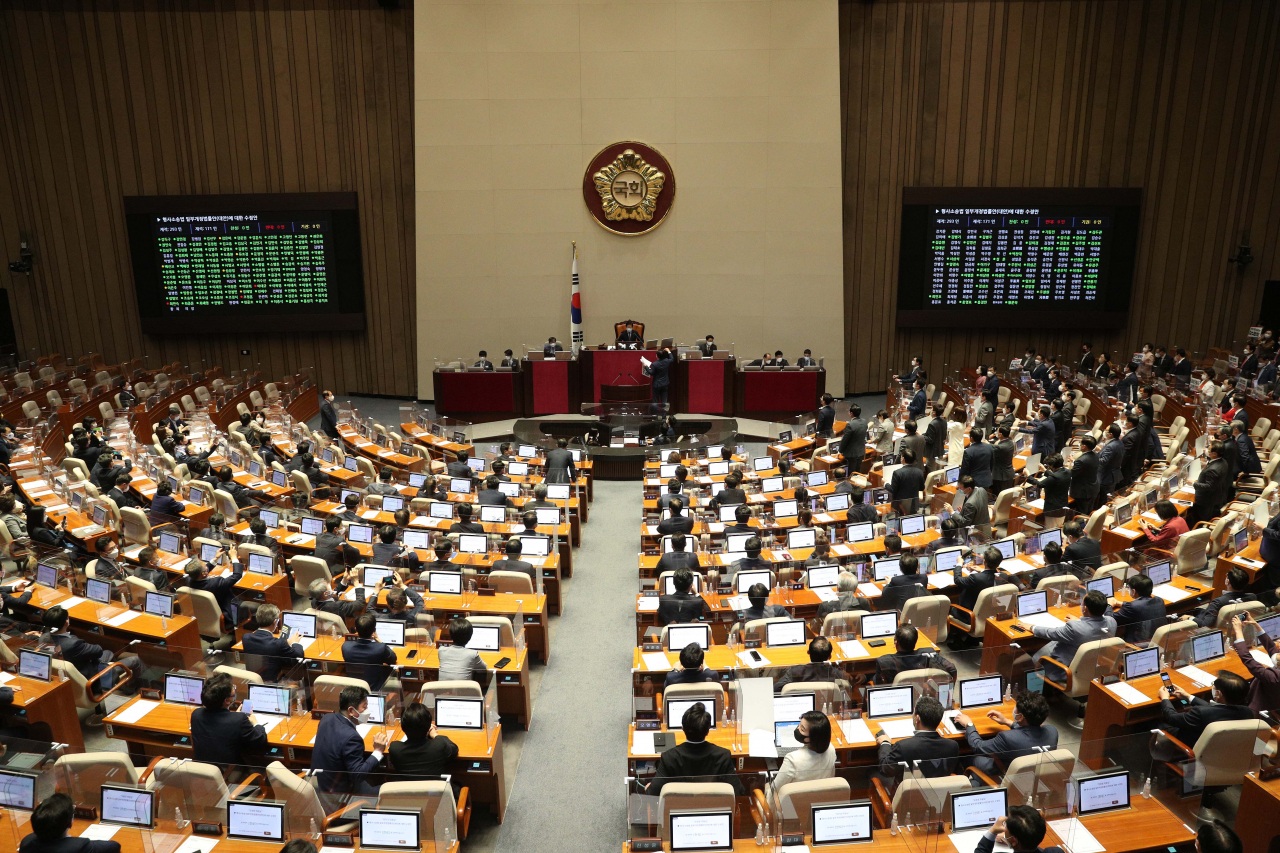 3일 오전 국회 본회의에서 국민의힘 의원들의 반발 속에 형사소송법 개정안이 표결 처리되고 있다. 이상섭 기자