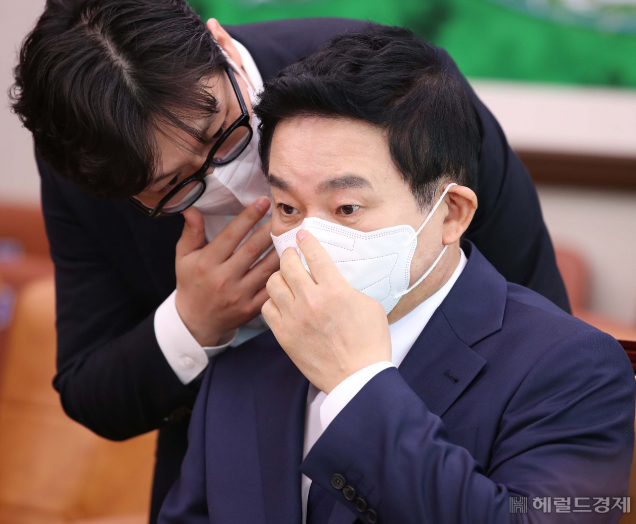 원희룡 국토부장관 후보자가 2일 서울 여의도 국회 국토교통위원회 회의실에서 열린 국토부장관 후보자 인사청문회 시작에 앞서 관계자와 대화하고 있다. 이상섭 기자