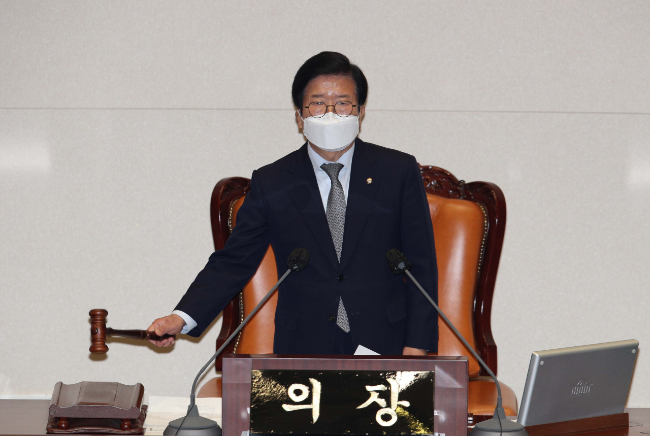 박병석 국회의장이 3일 오전 국회 본회의에서 형사소송법 개정안이 가결됐음을 선포하고 있다. 이상섭 기자