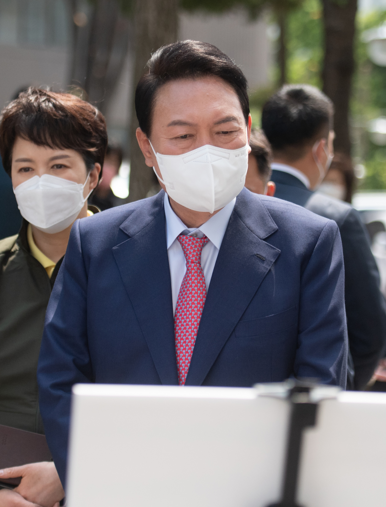 [사진=1기 신도시 현안 점검 및 평촌신도시 노후 아파트 현장 방문에 나선 윤석열 대통령 당선인][연합]