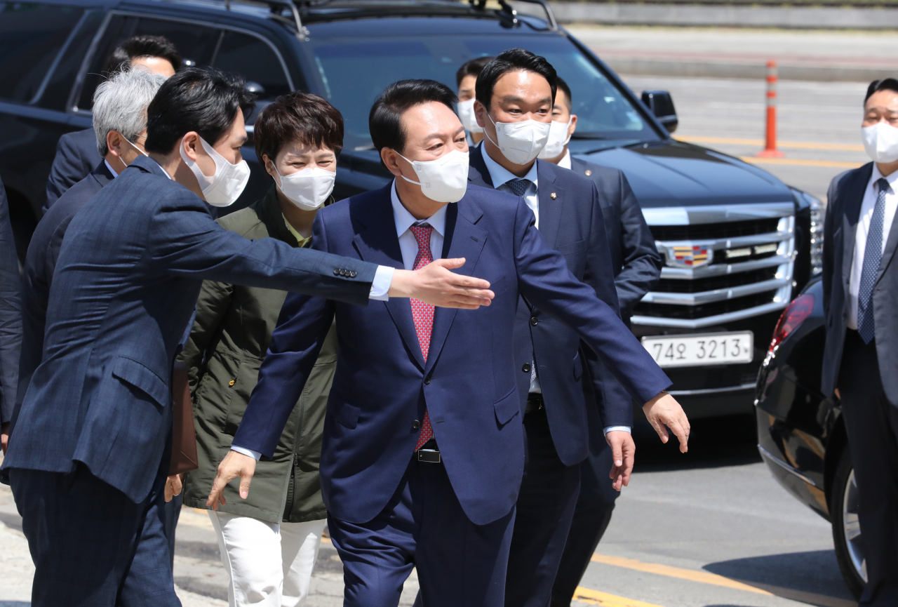 지난 2일 오전 윤석열 대통령 당선인이 경기 고양시 일산서구 대화동 GTX-A 공사 현장에 도착 안내를 받고 있다.[고양=인수위사진기자단]