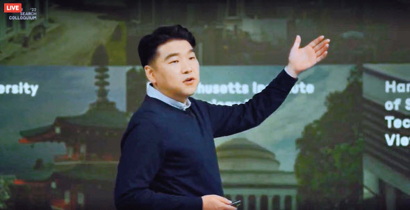 최재호 네이버 서치 CIC 책임리더가 3일 온라인으로 진행된 ‘네이버 검색 콜로키움 2022’에서 키노트 스피치를 진행하고 있다. [네이버 제공]
