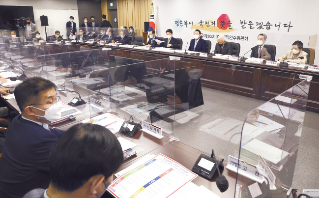 윤석열(오른쪽 네 번째) 대통령 당선인이 3일 서울 종로구 삼청동 대통령직인수위원회에서 열린 전체 회의에서 발언하고 있다. 인수위는 이날 윤석열 정부의 ‘국민께 드리는 20개 약속’이라는 이름으로 110대 국정과제를 선정, 발표했다. [인수위사진기자단]