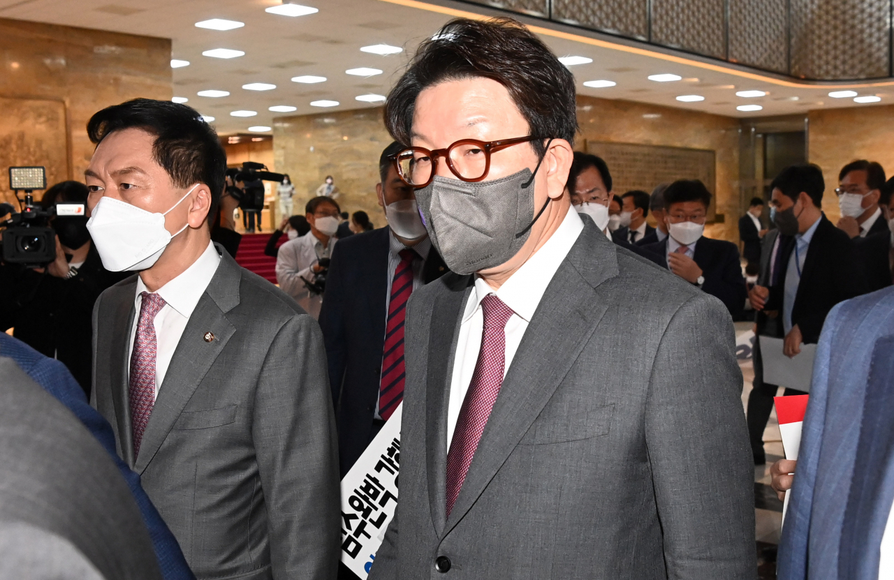 권성동 국민의힘 원내대표가 3일 오전 국회 본회의장으로 향하고 있다. [이상섭 기자]