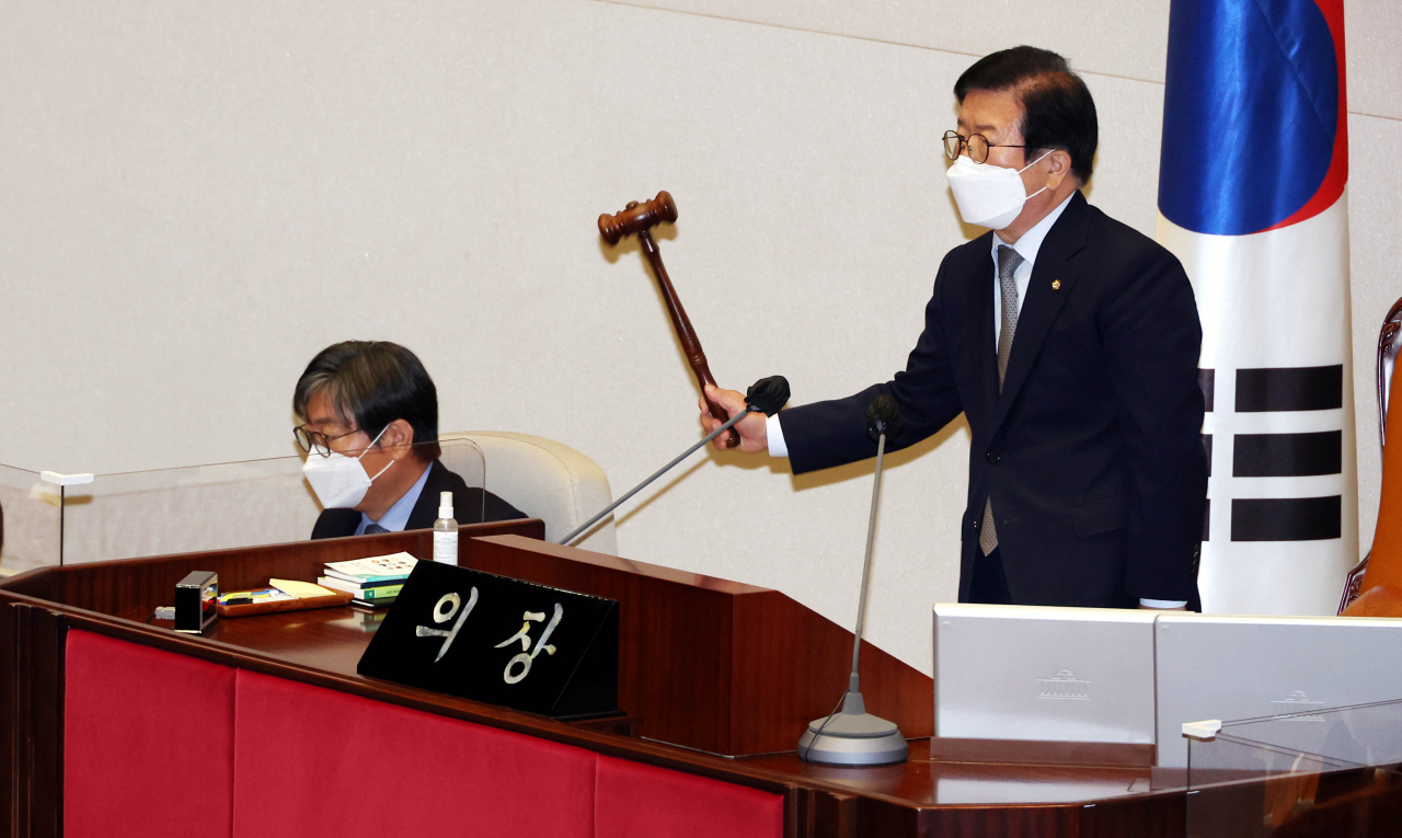 박병석 국회의장이 3일 오전 국회 본회의에서 국민의힘 의원들의 반발 속에 형사소송법 개정안을 의결하고 있다. 이상섭 기자