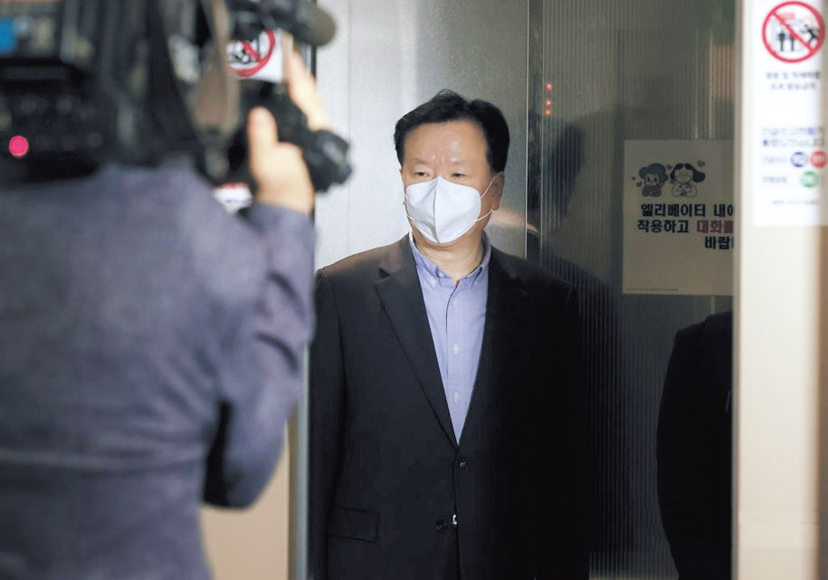 현행 인사청문회법에 장관 등 후보자의 청문회 준비를 위해 각 부처가 ‘최소한의 행정적 지원’을 할 수 있도록 명시돼 있지만, 지원 범위에 대한 명확한 규정이 없어 정책 비전 발굴 등을 돕는 공적 역할 이외에 각 후보의 개인적인 비리 의혹을 해명하는 데까지 부처의 행정력을 쏟고 있다는 지적이 나오고 있다. 사진은 정호영 보건복지부 장관 후보자가 2일 서울 서대문구 국민연금공단 서울북부지역본부에 마련된 국회 인사청문회 준비 사무실로 출근하는 모습. [연합]
