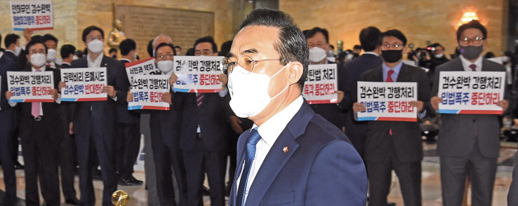 더불어민주당이 주도한 ‘검찰의 수사권 분리(검수완박)’ 두 법안 가운데 형사소송법 개정안이 3일 오전 국회 본회의에서 통과됐다. 국회는 지난달 30일 ‘검찰청법 개정안’을 통과시킨 바 있다. 법안 통과를 주도한 박홍근 민주당 원내대표가 권성동 국민의힘 원내대표 등 국민의힘 의원들이 반대 ‘피케팅 시위’를 하고 있는 현장을 지나 국회 본회의장으로 들어가고 있다. 이상섭 기자