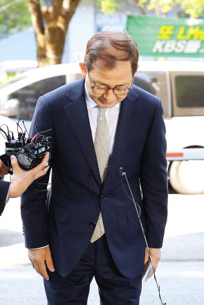 ‘온가족 장학금’ 혜택에 이어 제자논문 표절 의혹을 받는 김인철 부총리 겸 교육부 장관 후보자가 3일 오전 서울 여의도 한국교육시설안전원에 마련된 후보자 사무실 앞에서 사퇴 입장을 밝힌 뒤 인사하고 있다. [연합]