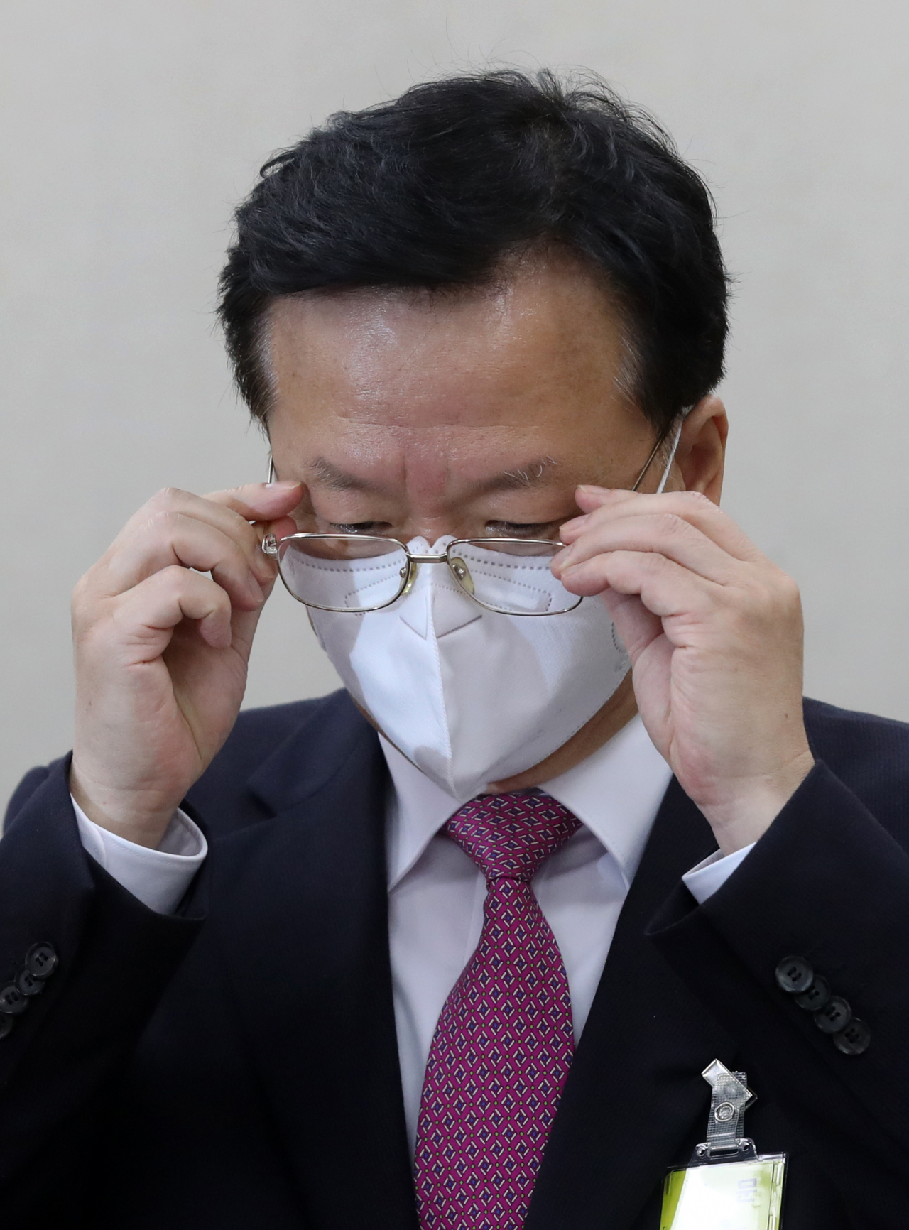정호영 보건복지부 장관 후보자가 3일 오전 국회에서 열린 인사청문회에 출석해 발언을 준비하며 안경을 고쳐 쓰고 있다. [연합]