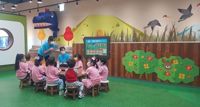 순천만잡월드 야생동물재활사 체험 장면.