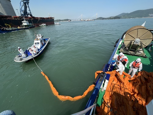 여수 석탄부두에 정박 중이던 선박에서 기름이 유출돼 방제작업이 실시되고 있다. [여수해경 제공]