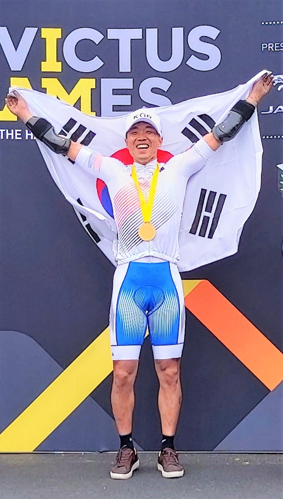 헤이그 세계상이군인 체육대회에서 금메달을 목에 건 나형윤 씨. [연합]