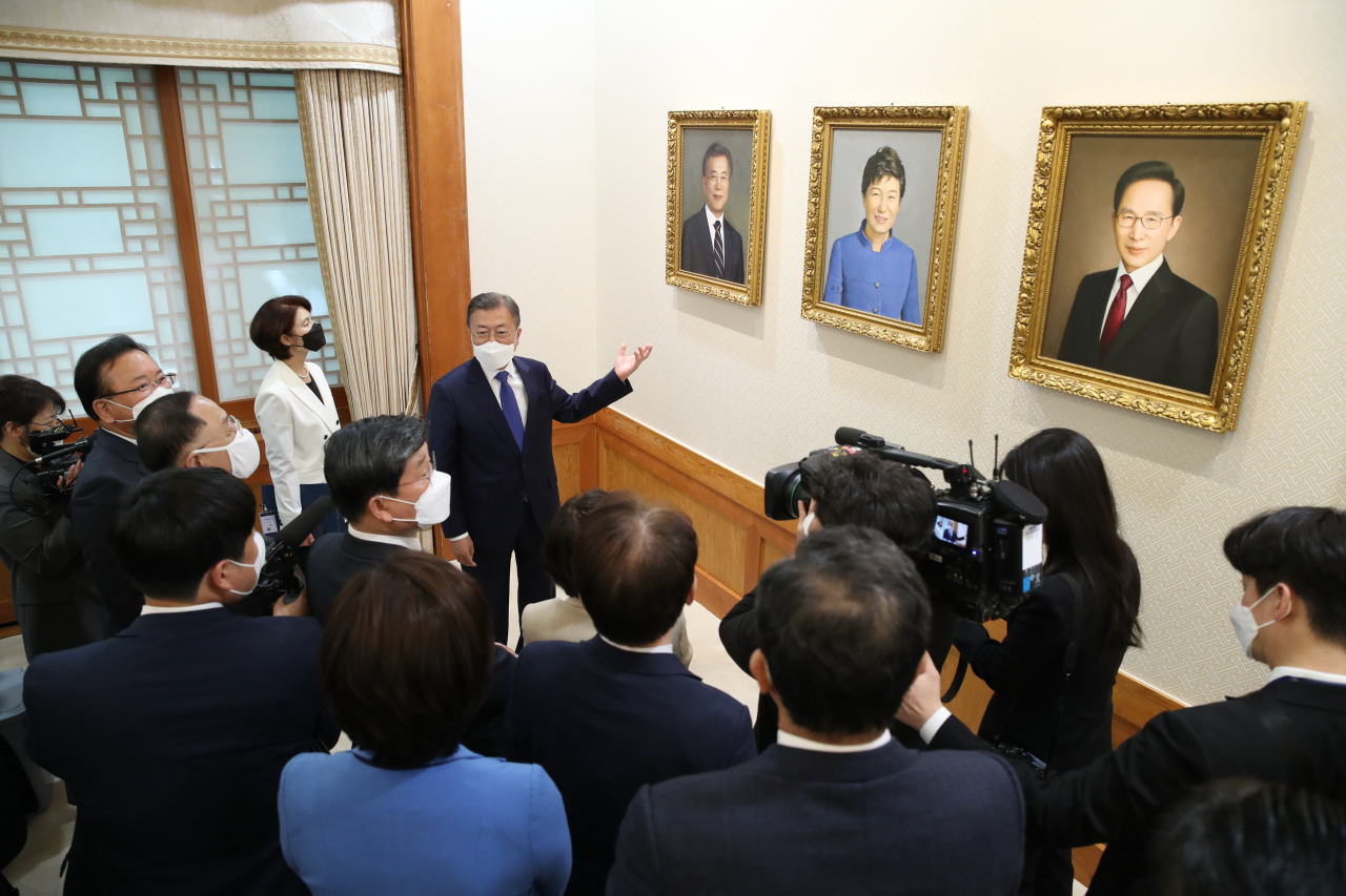 문재인 대통령이 3일 오후 청와대 본관 세종실에서 열린 마지막 국무회의에 앞서 열린 사전환담에서 국무위원들과 문 대통령의 초상화를 보며 대화하고 있다. 연합뉴스