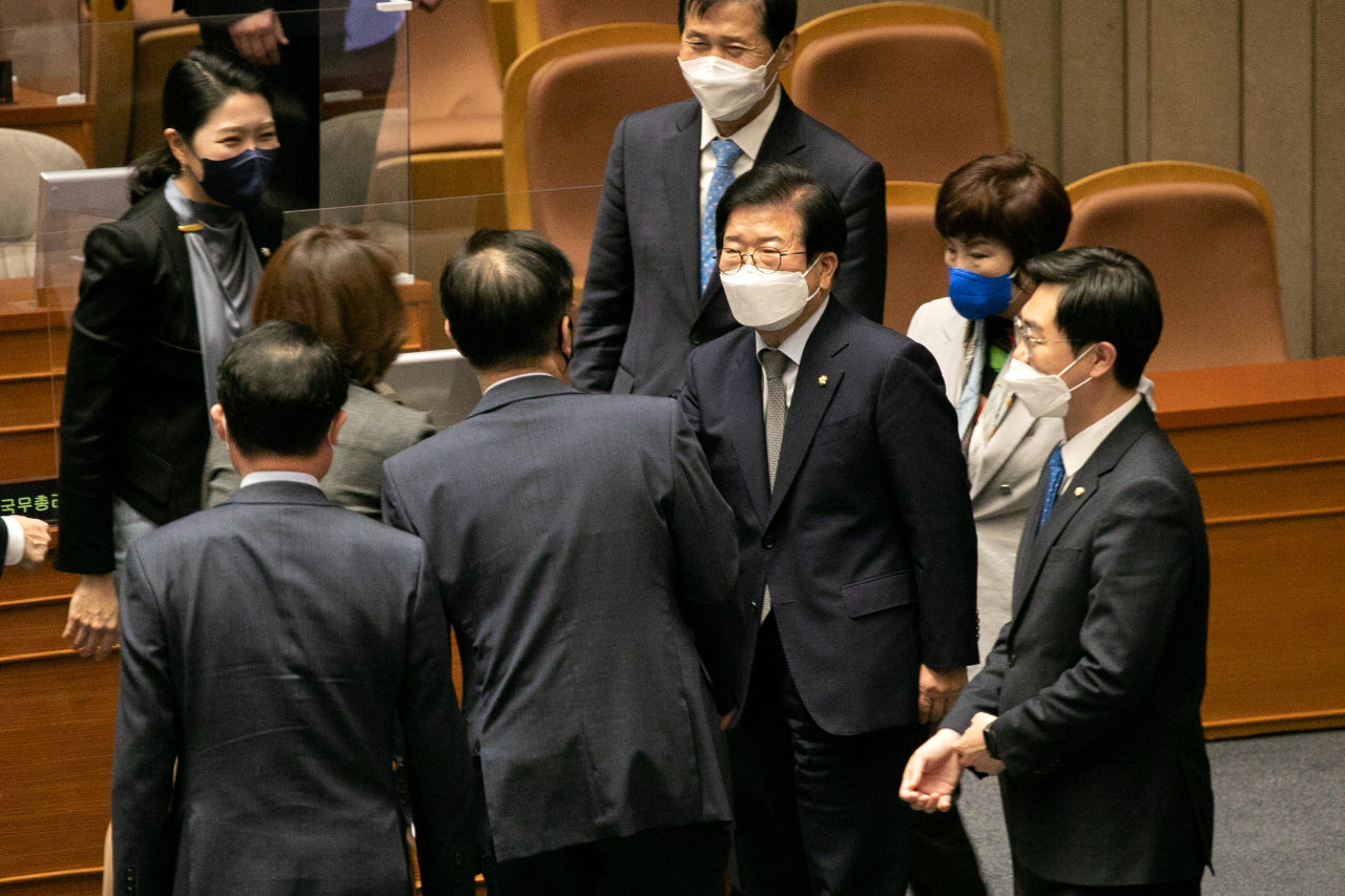 박병석 국회의장이 3일 오전 국회 본회의 산회 뒤 의원들과 인사를 나누고 있다. 이상섭 기자