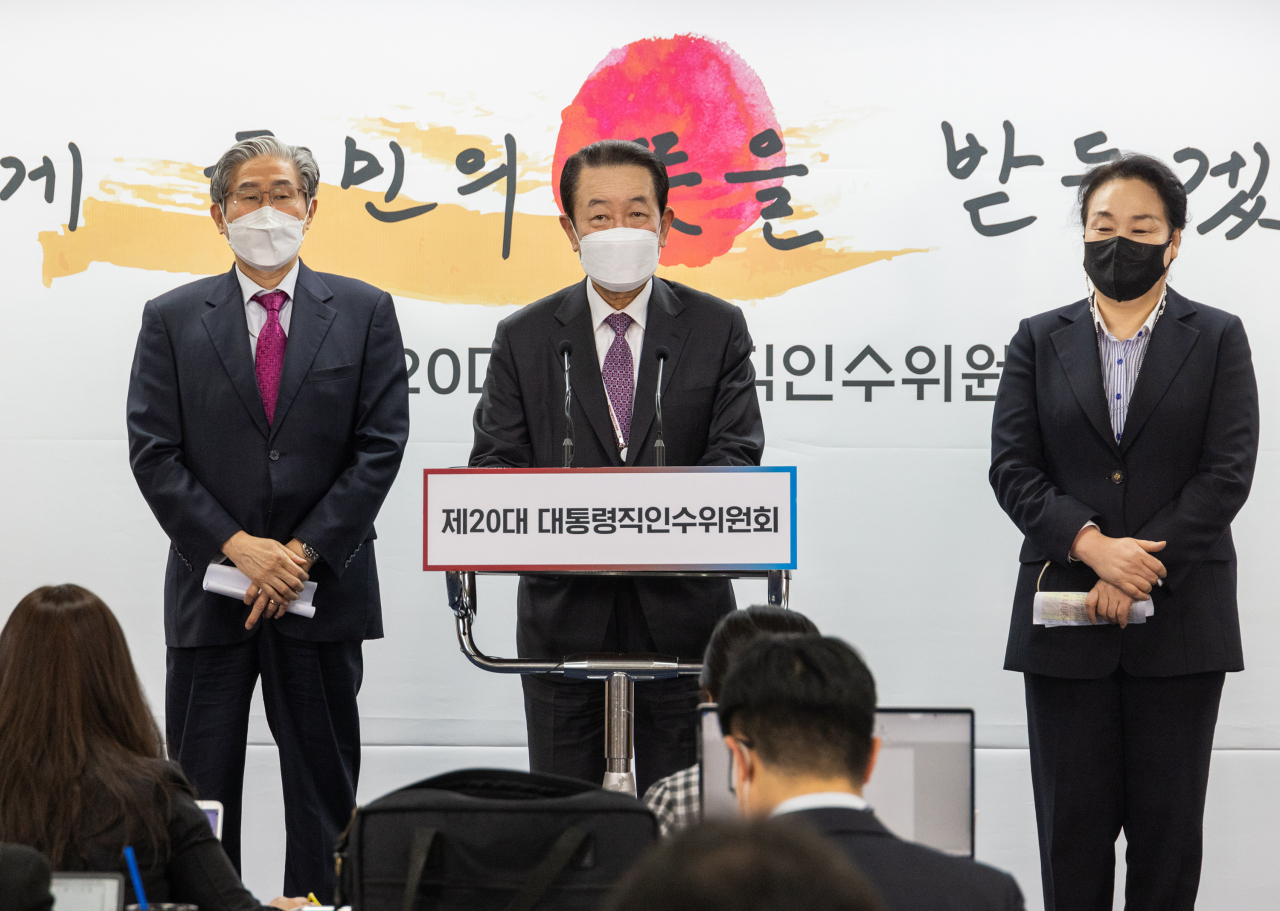 박주선 대통령취임준비위원장이 3일 오후 서울 종로구 통의동 대통령직인수위원회 브리핑룸에서 취임식 관련 브리핑을 하고 있다. [인수위사진기자단]