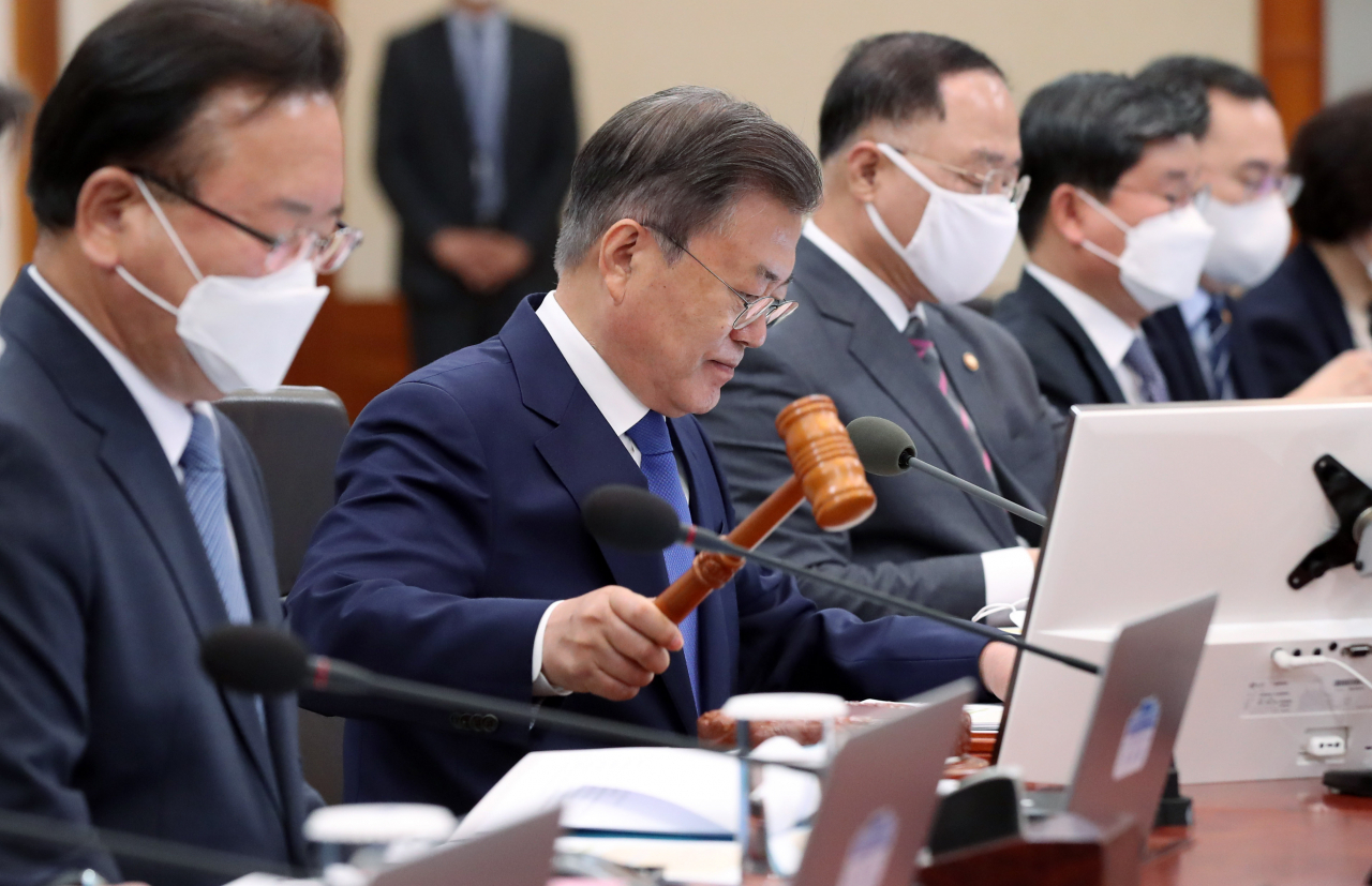 문재인 대통령이 3일 오후 청와대 본관 세종실에서 열린 마지막 국무회의에서 개회를 선언하고 있다. [연합]