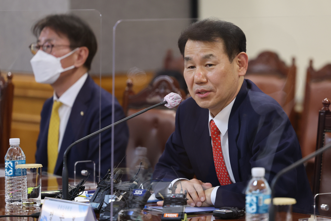 정은보 금융감독원장이 3일 오후 서울 중구 은행회관에서 17개 국내은행 은행장들과 간담회를 주재하고 있다. [연합]