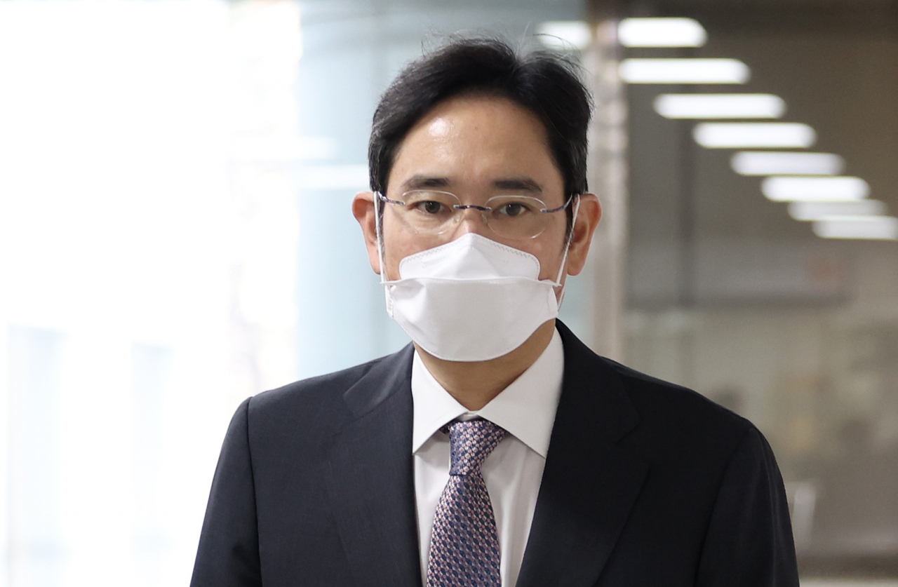 이재용 삼성전자 부회장이 지난달 8일 오전 서울 서초구 서울중앙지법에서 열린 회계부정·부당합병 관련 1심 속행 공판에 출석하고 있다. [연합]