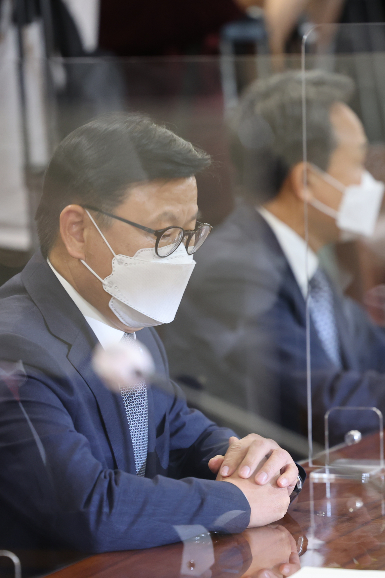 이원덕 우리은행장이 3일 오후 서울 중구 은행회관에서 열린 금융감독원장과 17개 국내은행 은행장과의 간담회에서 정은보 금감원장의 발언을 듣고 있다. 이날 정 금감원장은 우리은행 직원의 거액 횡령 사고에 대한 책임자 문책과 더불어 은행에 내부통제 점검을 당부했다. [연합]