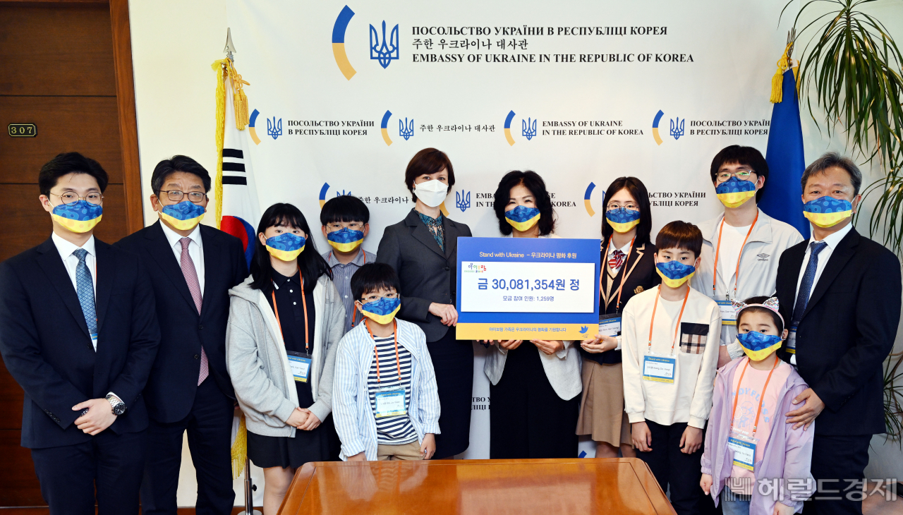 3일 서울 용산구 주한 우크라이나 대사관에서 열린 우크라이나 난민 돕기 구호성금 전달식에서 영어교육업체 아이보람 관계자들과 원생들이 후원금을 기부하고 있다. 박현구 기자.