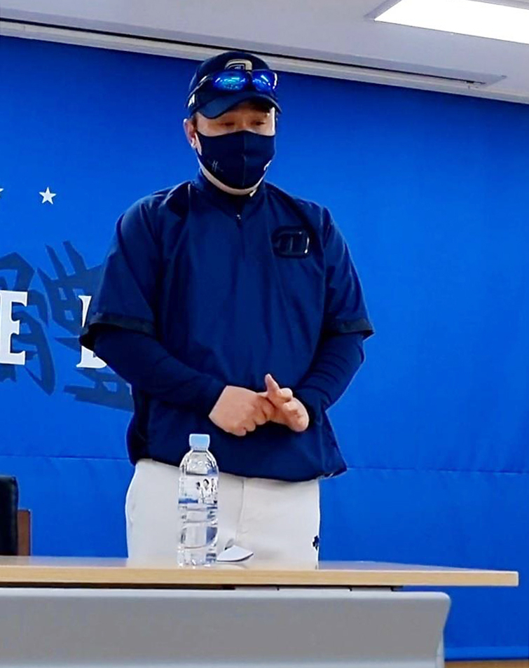 이동욱 NC 다이노스 감독이 3일 대구삼성라이온즈파크에서 열리는 프로야구 삼성 라이온즈와 원정경기를 앞두고 이날 새벽에 벌어진 한규식 전 수비 코치의 음주 폭행 사건에 관해 사과하고 있다. [연합]