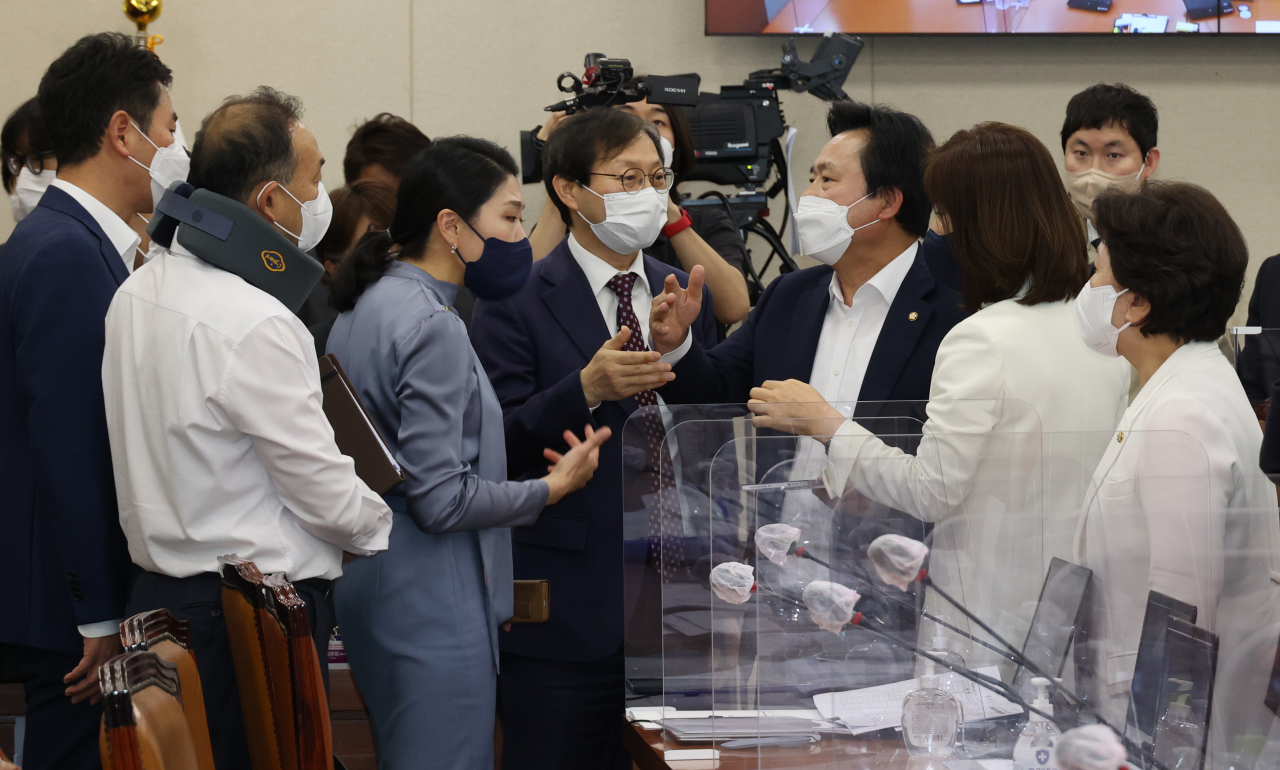 3일 국회에서 열린 정호영 보건복지부 장관 후보자 인사청문회에서 여야 의원들이 정 후보자가 제출한 아들의 MRI 자료를 놓고 실랑이를 벌이고 있다. [연합]